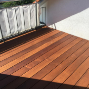 Holzterrasse – natürlich & langlebig Warm, einladend und präzise verlegt: Diese Holzterrasse verbindet hochwertige Materialien mit sauberer Handwerksarbeit und schafft einen stilvollen Ort zum Entspannen.