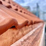 Sauber verarbeitet und passgenau montiert: Diese Dachentwässerung überzeugt durch Langlebigkeit und handwerkliche Genauigkeit.